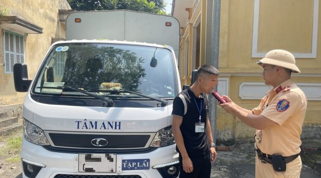 Không nhắc học viên nhường đường xe ưu tiên, thầy dạy lái bị phạt Khong nhac hoc vien nhuong duong xe uu tien, thay day lai bi phat