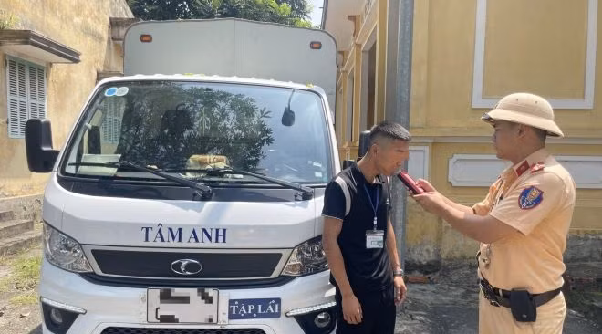 Không nhắc học viên nhường đường xe ưu tiên, thầy dạy lái bị phạt Khong nhac hoc vien nhuong duong xe uu tien, thay day lai bi phat