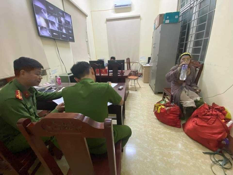 Đáng chú ý, cô gái này từng khiến cộng đồng mạng thấy đáng thương bởi thần trí cô gái này có điều gì đó không bình thường. Năm 2018, cô gái từng điều trị tại Bệnh viện Tâm thần T,Ư 1. Khi đó, PGS.TS Tô Thanh Phương, PGĐ BV Tâm thần T.Ư 1 kiêm Trưởng khoa Cấp tính nữ, người trực tiếp điều trị cho Bella Đoàn Thúy Hà nghi ngờ cô gái bị phân liệt cảm xúc trong trạng thái hưng cảm, một dạng của trầm cảm. 