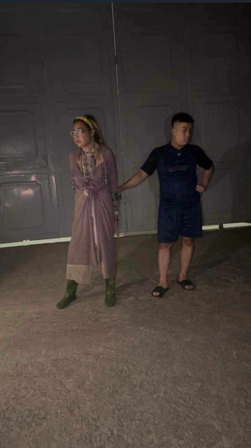 Người dân giữ Đoàn Thúy Hà.