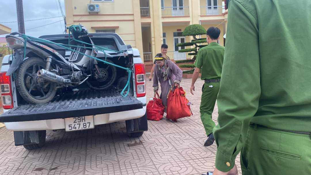 Trước đó, Bella nổi tiếng cộng đồng mạng xã hội với vẻ ngoài ăn mặc kỳ dị, khi nói chuyện và giao tiếng bằng tiếng Anh hoặc tiếng Việt khó hiểu. Cô gái này còn nổi tiếng với biệt danh hotgirl quỵt tiền do đi taxi, ở nhà nghỉ nhưng lại không trả tiền. 