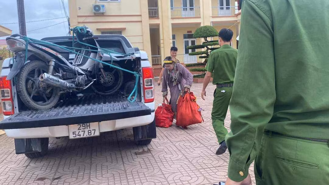 Trước đó, Bella nổi tiếng cộng đồng mạng xã hội với vẻ ngoài ăn mặc kỳ dị, khi nói chuyện và giao tiếng bằng tiếng Anh hoặc tiếng Việt khó hiểu. Cô gái này còn nổi tiếng với biệt danh hotgirl quỵt tiền do đi taxi, ở nhà nghỉ nhưng lại không trả tiền. 