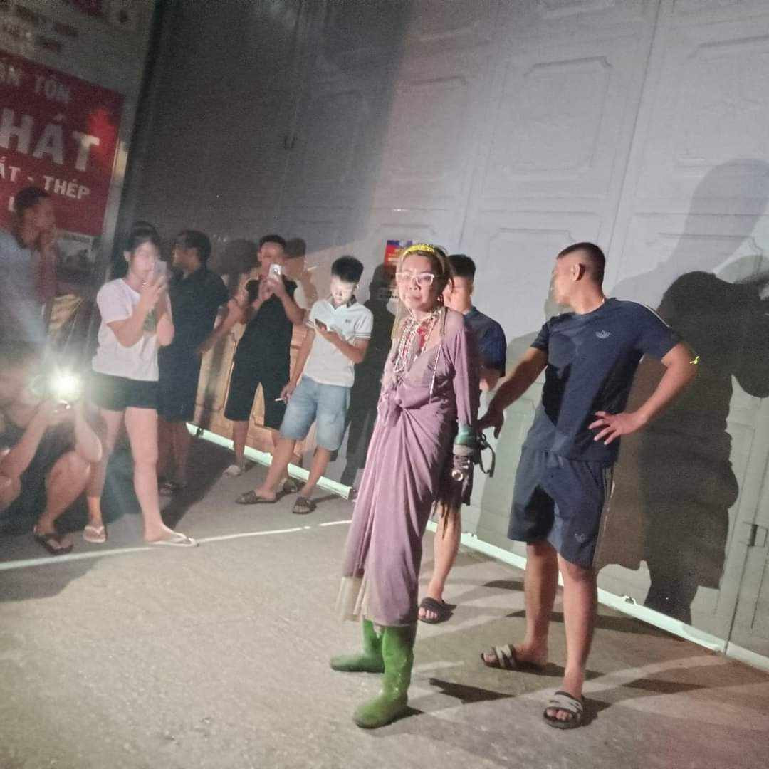 Khi phát hiện chiếc xe bị mất cắp, một số người dân đã tiến hành truy tìm. Khi đến địa phận xã Yên Dương, huyện Hà Trung thì phát hiện một phụ nữ đang điều khiển chiếc xe bị mất cắp nên đã yêu cầu dừng xe và báo với Công an xã Yên Dương, huyện Hà Trung để giải quyết. 