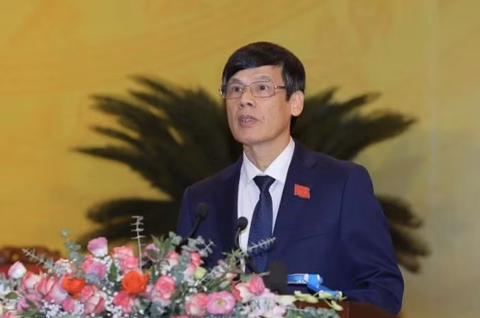 Trước đó, ngày 28/7, Bộ Chính trị, Ban Bí thư đã họp xem xét, thi hành kỷ luật Ban Thường vụ Tỉnh uỷ Thanh Hoá các nhiệm kỳ 2010 - 2015, 2015 - 2020 và một số nguyên lãnh đạo tỉnh Thanh Hoá, trong đó có ông Nguyễn Đình Xứng, nguyên Phó Bí thư Tỉnh uỷ, nguyên Bí thư Ban cán sự đảng, nguyên Chủ tịch UBND tỉnh Thanh Hóa. 