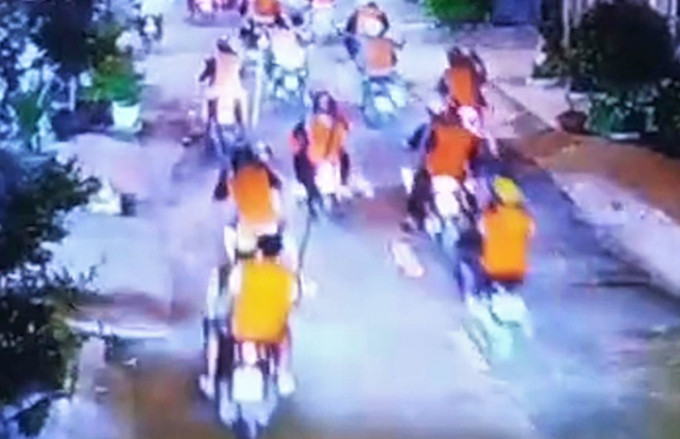 Xem lại camera, thấy Vương Tấn Phát có tham gia vào vụ đập phá cùng nhóm của Linh, Thành nhắn tin trong nhóm “Long Gia” trên Facebook tập hợp đồng bọn tìm Phát trả thù nhưng không gặp. Biết tin, Phát điện thoại nhờ Trần Thanh Tuấn (tức Tuấn B) tìm người, chuẩn bị hung khí để đối phó. Phát điện thoại cho Xuân Thành hẹn gặp nhau tại Đại lộ Đông Tây thuộc địa bàn quận Bình Tân để đánh nhau.