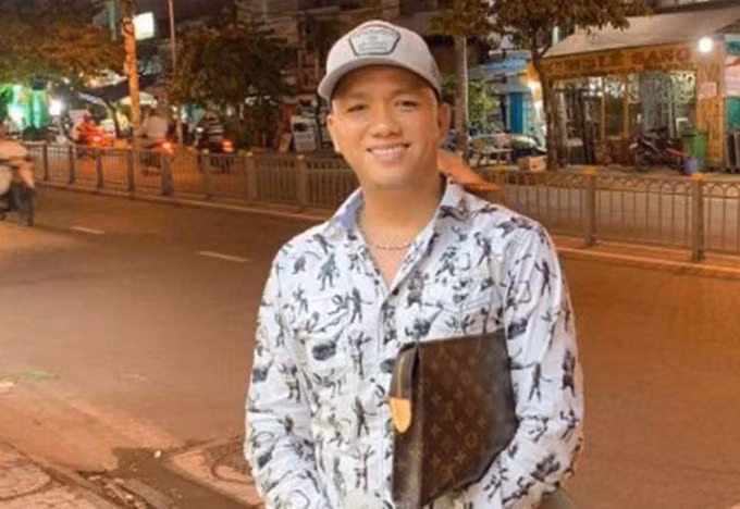 Trong vụ án trên, Trí “nhảm” được coi là đối tượng cầm đầu “băng nhóm áo cam” với cả trăm đối tượng tham gia vụ hỗn chiến ở quán nhậu Ốc Hương. Trong đó, Trí nhảm là 1 đại ca giang hồ có tiếng ở khu vực.