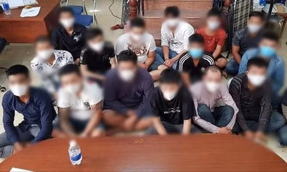 Tối cùng ngày, nhóm của Tuấn B tập trung tại bãi xe của tại phường Tân Tạo A, quận Bình Tân để phân phát hung khí thì nhận tin nhóm của Xuân Thành không đến điểm hẹn mà đến quán Ốc Hương đập phá. Tuấn B cùng nhiều đối tượng tập hợp đến góc đường Kinh Dương Vương - Hậu Giang (phường 12, quận 6) thì bị lực lượng công an trấn áp bắt giữ.