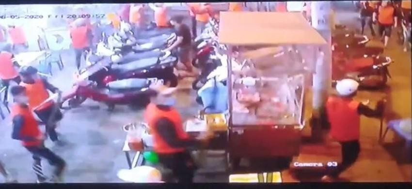 Khi đó, Song đã nhờ Sơn "mặt quỷ" (chưa rõ lai lịch) cùng Vương Ngọc Phát và một số bị cáo mang hung khí gồm cây ba chĩa, mã tấu… kéo đến nhà Xuân Thành tại phường An Lạc A, quận Bình Tân. Tại đây, cả nhóm xông vào chém gây thương tích cho Xuân Thành.
