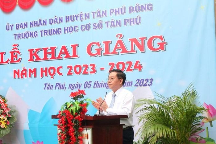 Trưởng Ban Tuyên giáo Trung ương cho rằng, vấn đề cần coi trọng giáo dục đạo đức, lối sống, lòng yêu nước, khát vọng cống hiến cho các thế hệ học sinh. "Phát triển giáo dục và đào tạo cần gắn kết mật thiết với xây dựng và thực hiện hệ giá trị quốc gia, hệ giá trị văn hóa, hệ giá trị gia đình và hệ giá trị con người. Tăng cường giáo dục kỹ năng số để học sinh thích ứng với bối cảnh xã hội số, cuộc sống số. Ưu tiên, hỗ trợ người nghèo, đối tượng chính sách, đồng bào dân tộc thiểu số, bảo đảm công bằng trong tiếp cận giáo dục". 