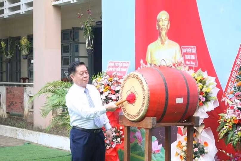 Dự lễ khai giảng tại Trường THCS Tân Phú, huyện Tân Phú Đông, tỉnh Tiền Giang, Thượng tướng Nguyễn Trọng Nghĩa - Bí thư Trung ương Đảng, Trưởng Ban Tuyên giáo Trung ương nhấn mạnh: “Học để tiếp thu tri thức, đóng góp tích cực vào sự phát triển của địa phương và đất nước. Học để cư xử với nhau chan hòa, tương thân, tương ái, "trọng nghĩa khinh tài" và hiếu khách". 