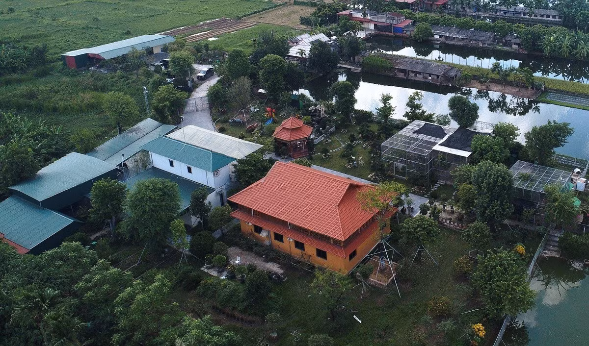 Thậm chí, ông Chiến đã sử dụng thùng container lắp đặt 2 tầng. Trong đó, tầng trên gồm 2 hộp container dài 6m, rộng 2,5m. Trên nền móng nhà dài 14.7 m, rộng 9.5 m, cao 0,5 m, ông Chiến đã lắp dựng nhà ở (dạng nhà sàn) bằng gỗ xoan 2 tầng diện tích khoảng 140 m2. Trong đó. tầng 1 cao 3 m kết cấu dựng cột gỗ sàn mái bằng gỗ, tường xây gạch chỉ và ghép kính, tầng 2 cao 2 m sàn gỗ, mái lợp ngói đỏ.