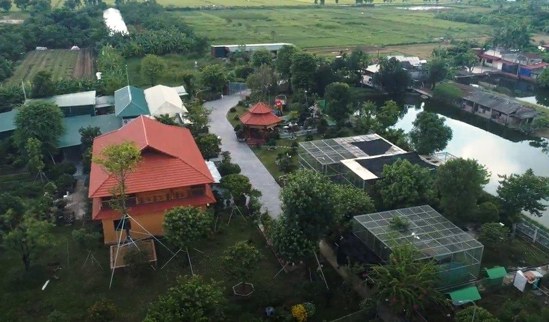 Năm 2020, ông Nguyễn Ngọc Chiến (SN 1984, trú tại thôn Đồng Quan, xã Quang Thành) nhận chuyển nhượng lại diện tích trên của hộ ông Nguyễn Tất Doanh. Sau khi nhận chuyển nhượng, ông Chiến đã phá dỡ nhà trông coi, nhà nuôi bò, nhà bếp cũ của ông Doanh xây dựng mới công trình. Ngày 7/9/2020, UBND xã Quang Thành đã phát hiện và lập biên bản vi phạm hành chính về lĩnh vực xây dựng nhà trái phép trên đất nông nghiệp.