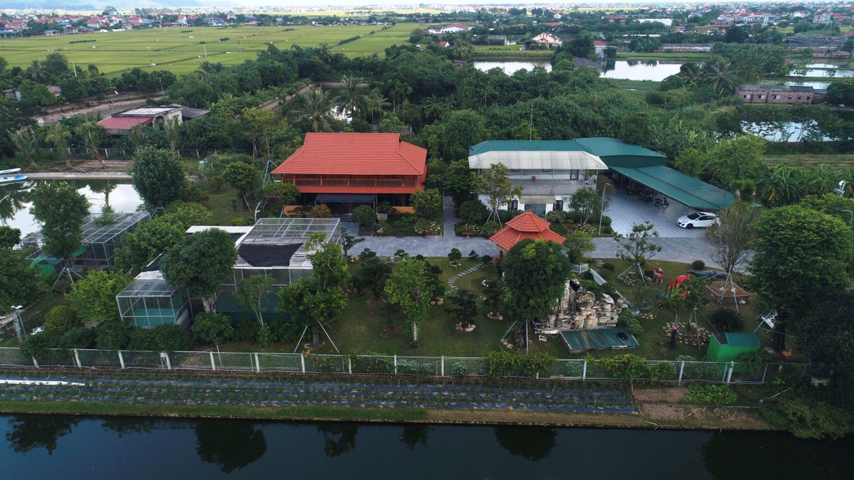 Khu vực này chỉ cách UBND xã và trung tâm hành chính xã Quang Thành khoảng gần 1km. Bất chấp dư luận, toàn bộ khu biệt thự và các công trình phụ trợ khủng nói trên đã hoàn thành và được đưa vào sử dụng.