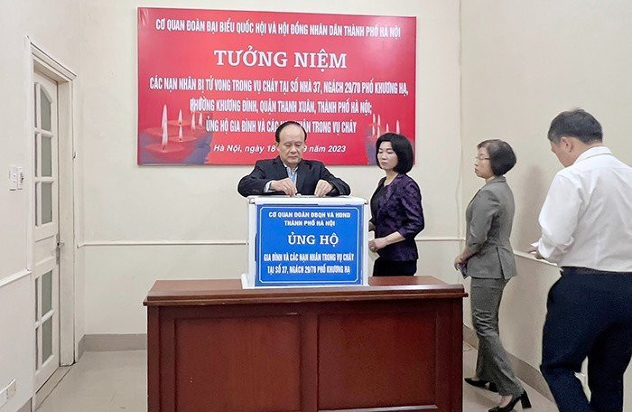 Bi thu Thanh uy Ha Noi quyen gop ung ho cac nan nhan vu chay chung cu mini-Hinh-4