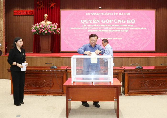 Bi thu Thanh uy Ha Noi quyen gop ung ho cac nan nhan vu chay chung cu mini-Hinh-2