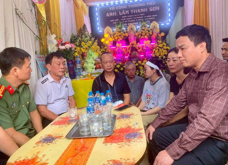 Chu tich tinh Hai Duong tham gia dinh 2 nan nhan vu chay chung cu mini o Ha Noi-Hinh-3