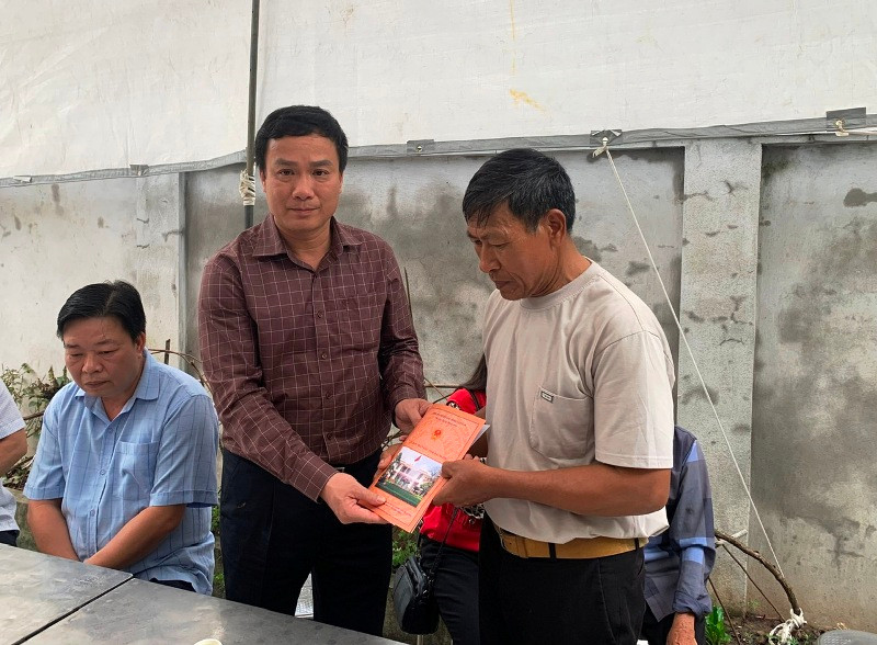 Chu tich tinh Hai Duong tham gia dinh 2 nan nhan vu chay chung cu mini o Ha Noi-Hinh-2