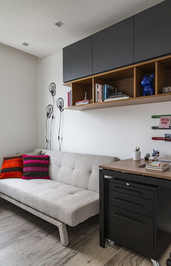 Dù diện tích nhỏ hẹp nhưng căn hộ này còn có một góc làm việc kiêm sofa giường cơ động trong trường hợp cho khách nghỉ lại. Đơn giản, nhẹ nhàng nhưng đa chức năng, đó có lẽ là bí quyết để căn hộ này dù nhỏ nhưng vẫn tiện nghi và xoay xở dễ dàng đến thế! 