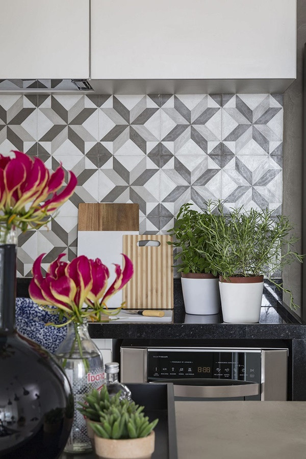 Cộng với yếu tố màu sắc trắng nền nã, thoạt nhìn, bạn sẽ khó mà phát hiện ra phía sau bức tường chính là những chiếc kho có sức chứa khủng. Điều này tất nhiên cũng giúp nhà ở thoáng và đẹp mắt hơn hẳn.