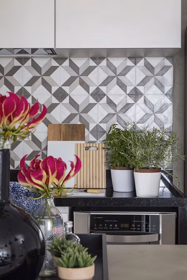 Cộng với yếu tố màu sắc trắng nền nã, thoạt nhìn, bạn sẽ khó mà phát hiện ra phía sau bức tường chính là những chiếc kho có sức chứa khủng. Điều này tất nhiên cũng giúp nhà ở thoáng và đẹp mắt hơn hẳn.