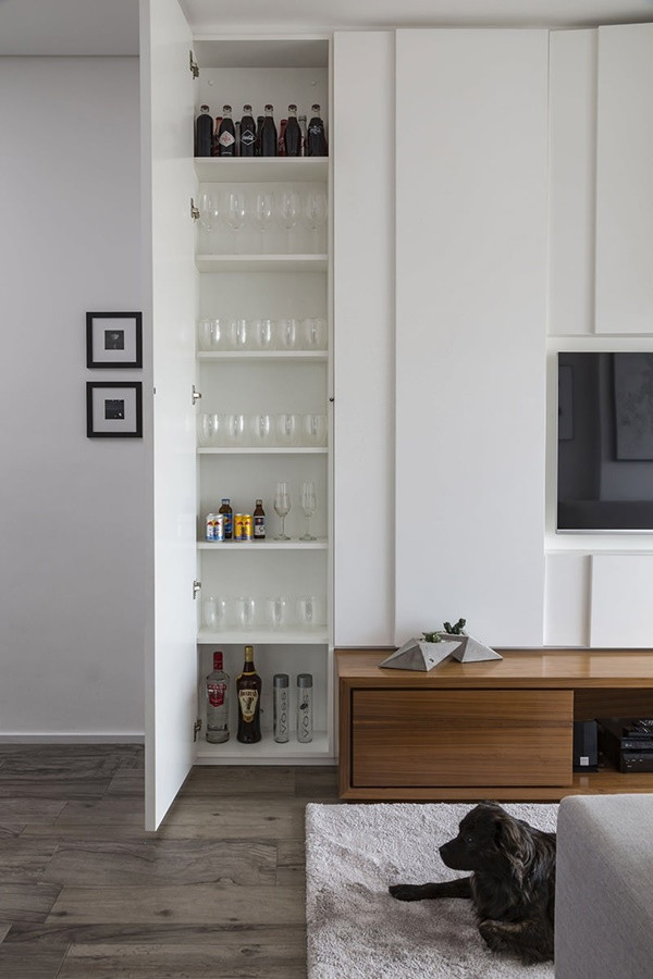 Cuối cùng ý tưởng nới không gian hết loggia với tường kính cũng giúp không gian khách - bếp - ăn của căn hộ rộng hơn, đẹp mắt hơn. 