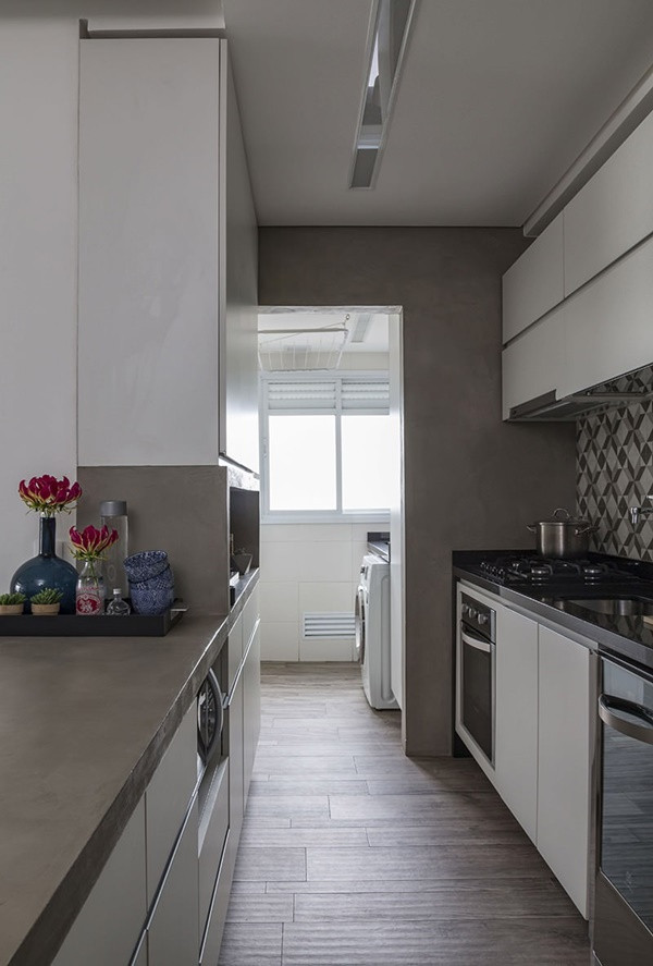 Nhưng thứ đáng kể nhất ở khu vực này chính là không gian lưu trữ. Để đảm bảo có không gian chứa đồ khổng lồ mà không khiến ngôi nhà bị cảm giác nặng nề, gia chủ và KTS đã sử dụng phương pháp lưu trữ ẩn với những hệ kệ cao sát trần.