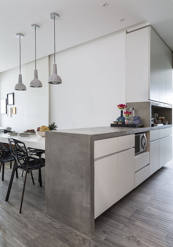 Một điều thú vị nữa là tuy sử dụng nhiều tone trắng nhưng căn hộ này không hề bị cảm giác tẻ nhạt. Đó là nhờ những món đồ trang trí đầy tinh tế như bức tranh, chậu cây xanh, vài bộ decor nho nhỏ được chủ nhà chọn kĩ. Thậm chí ngay cả mảng tường gạch hình khối ở khu chế biến dù rất mộc mạc nhưng vẫn là điểm nhấn tinh tế. 