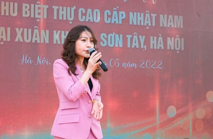 “Khi tôi mở Công ty Nhật Nam và nhận được sự tư vấn, tôi chọn mô hình góp vốn hợp tác kinh doanh. Sở dĩ tôi chọn mô hình đó là vì tôi cho rằng muốn kinh doanh hiệu quả thì bạn cần có cộng đồng. Công ty nào xây dựng được cộng đồng lớn mạnh và trung thành, công ty đó nắm đến 80% thành công. 20% còn lại theo tôi phụ thuộc vào 2 yếu tố: Tôi phải có sản phẩm có khả năng sinh lời cao và phải giữ được lòng tin của cộng đồng khách hàng để họ yên tâm đồng hành với tôi, nói nôm na là giữ chữ “Tín”. Muốn giữ được chữ “Tín” thì tôi phải nói được làm được”, bà Vũ Thị Thúy từng nói. 