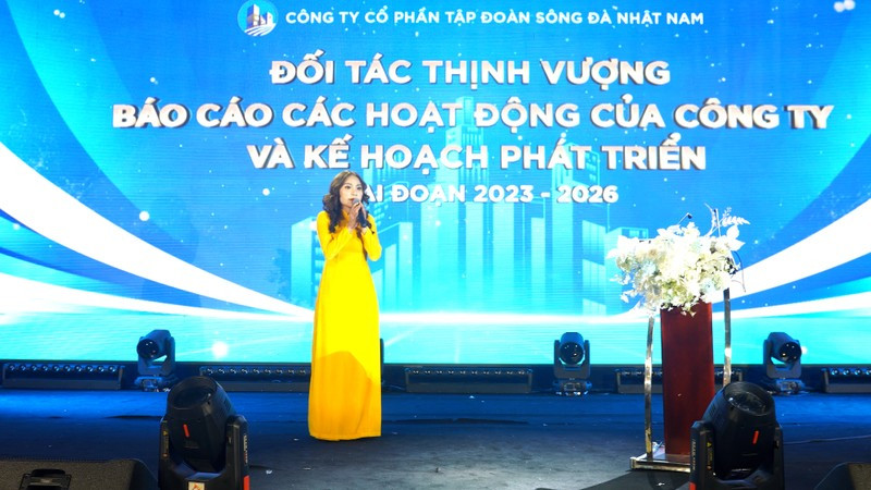Tại một buổi đối thoại với nhà đầu tư, theo video lan truyền trên mạng xã hội facebook, nhiều người tỏ ra bức xúc trước tiến độ chậm thanh toán tiền lãi và yêu cầu Công ty Nhật Nam phải tất toán hợp đồng. Bà Vũ Thị Thúy cho rằng, các nhà đầu tư cần phải làm việc riêng với bộ phận pháp chế của công ty. Khi nhà đầu tư không đồng tình đề nghị bà Thúy với vai trò người đại diện pháp luật phải đưa ra câu trả lời. Khi đó bà Thúy đáp lại: “Chú ơi, chú im mồm đi ạ”. Nhà đầu tư phản ứng: “Chú không im mồm, cháu không được phép nói như vậy". 