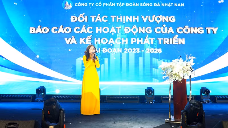 Tại một buổi đối thoại với nhà đầu tư, theo video lan truyền trên mạng xã hội facebook, nhiều người tỏ ra bức xúc trước tiến độ chậm thanh toán tiền lãi và yêu cầu Công ty Nhật Nam phải tất toán hợp đồng. Bà Vũ Thị Thúy cho rằng, các nhà đầu tư cần phải làm việc riêng với bộ phận pháp chế của công ty. Khi nhà đầu tư không đồng tình đề nghị bà Thúy với vai trò người đại diện pháp luật phải đưa ra câu trả lời. Khi đó bà Thúy đáp lại: “Chú ơi, chú im mồm đi ạ”. Nhà đầu tư phản ứng: “Chú không im mồm, cháu không được phép nói như vậy". 