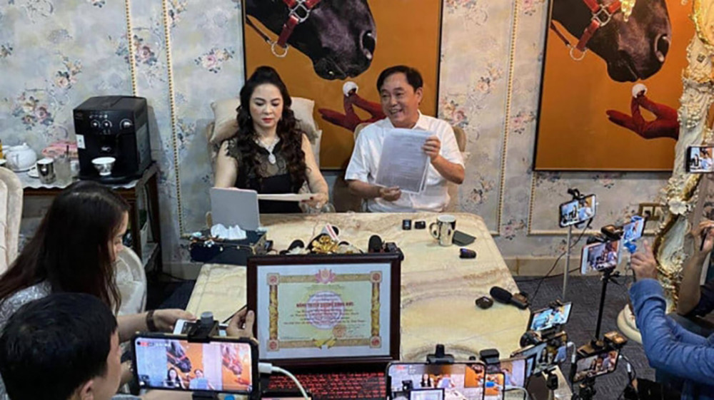 Trong 57 buổi livestream của bà Hằng, ông Dũng có tham gia buổi livestream vào ngày 31/12/2021. Tuy nhiên, nội dung được Nguyễn Phương Hằng phát ngôn xác định có vi phạm diễn ra trước khi ông Dũng có mặt. Ông Huỳnh Uy Dũng cũng tham gia buổi livestream ngày 19/3/2022. Nội dung buổi livestream này đã được giám định nhưng không xác định có nội dung vi phạm. Do đó, Cơ quan CSĐT Công an TPHCM thấy không đủ cơ sở để xem xét vai trò đồng phạm của ông Huỳnh Uy Dũng trong vụ án.