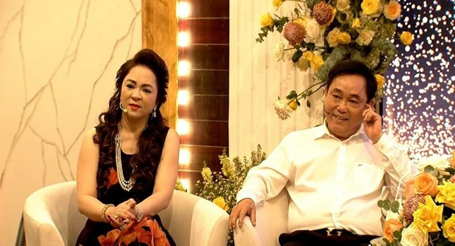 Trong phiên tòa trên, ông Huỳnh Uy Dũng (chồng bà Nguyễn Phương Hằng) được HĐXX xác định là người có nghĩa vụ và quyền lợi liên quan. Cơ quan tố tụng xác định, việc bà Hằng sử dụng các địa điểm tổ chức livestream, không thông qua ông Dũng vì bà Hằng là Tổng giám đốc Công ty CP Đại Nam.