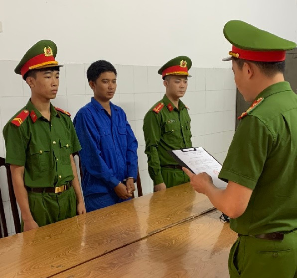 Vu CSGT ban chi thien khi bi truy duoi: Bat ke cam dau, kich dong