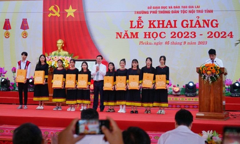 Trong thư gửi ngành giáo dục nhân dịp khai giảng năm học 2023-2024, Chủ tịch nước Võ Văn Thưởng viết: "Thầy cô, cha mẹ và đất nước luôn quan tâm, tạo những điều kiện tốt nhất để các em phát triển toàn diện năng lực và phẩm chất, phát huy sở trường cá nhân, trở nên đặc biệt theo cách riêng của mình và trở thành một phần đáng tự hào của Tổ quốc, dân tộc Việt Nam, tự tin bước ra thế giới với tâm thế của những công dân toàn cầu. Khát vọng phát triển đất nước phồn vinh, hạnh phúc, "sánh vai với các cường quốc năm châu" chỉ đạt được khi đất nước có những công dân có trí tuệ và phẩm giá, biết yêu gia đình, Tổ quốc, đồng bào mình; sống tử tế và làm việc hiệu quả; dám bảo vệ lẽ phải, dũng cảm và tỉnh táo chống lại những điều xấu, cái ác”.