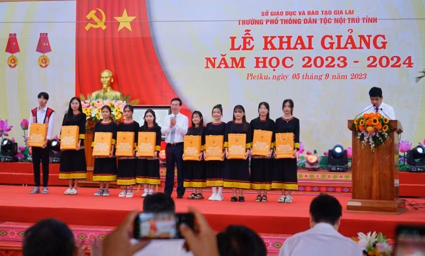 Trong thư gửi ngành giáo dục nhân dịp khai giảng năm học 2023-2024, Chủ tịch nước Võ Văn Thưởng viết: "Thầy cô, cha mẹ và đất nước luôn quan tâm, tạo những điều kiện tốt nhất để các em phát triển toàn diện năng lực và phẩm chất, phát huy sở trường cá nhân, trở nên đặc biệt theo cách riêng của mình và trở thành một phần đáng tự hào của Tổ quốc, dân tộc Việt Nam, tự tin bước ra thế giới với tâm thế của những công dân toàn cầu. Khát vọng phát triển đất nước phồn vinh, hạnh phúc, "sánh vai với các cường quốc năm châu" chỉ đạt được khi đất nước có những công dân có trí tuệ và phẩm giá, biết yêu gia đình, Tổ quốc, đồng bào mình; sống tử tế và làm việc hiệu quả; dám bảo vệ lẽ phải, dũng cảm và tỉnh táo chống lại những điều xấu, cái ác”.