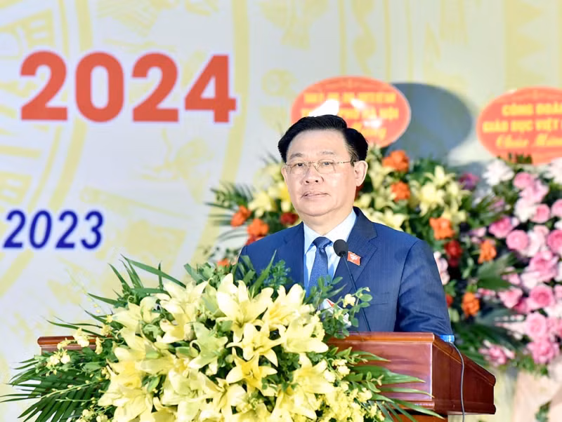 Dự Lễ khai giảng năm học mới tại Trường Hữu nghị T78, Chủ tịch Quốc hội Vương Đình Huệ phát biểu: Đảng và Nhà nước ta luôn đặc biệt coi trọng giáo dục, xem đây là quốc sách hàng đầu, luôn dành những điều tốt đẹp nhất để chăm lo cho sự nghiệp giáo dục, bảo đảm tất cả các em học sinh, dù ở đồng bằng hay ở miền núi, biên giới, hải đảo, ai cũng được học hành, tiếp cận giáo dục công bằng. Đây là nền tảng căn bản nhất để giải phóng con người khỏi nghèo nàn, lạc hậu, để có cuộc sống ấm no, tự do, hạnh phúc, xây dựng đất nước giàu mạnh. 