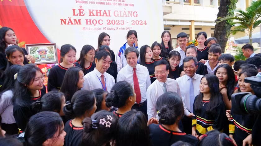 “Tôi luôn đặt niềm tin vào các em. Tôi nhìn thấy tương lai tươi sáng của Tổ quốc mình trong sức sống căng tràn và trong những ước mơ, hoài bão cao đẹp của các em", Chủ tịch nước nhắn gửi và bày tỏ mong muốn "các cô giáo, thầy giáo hãy luôn giữ vững niềm đam mê, tâm huyết với nghề, bản lĩnh vượt qua mọi trở ngại, khó khăn, đóng góp nhiều hơn nữa cho sự nghiệp trồng người cao quý" và mong các bậc phụ huynh vì tương lai của con mình, hãy đồng hành với nhà trường và xã hội trong giáo dục, chăm lo cho các em.