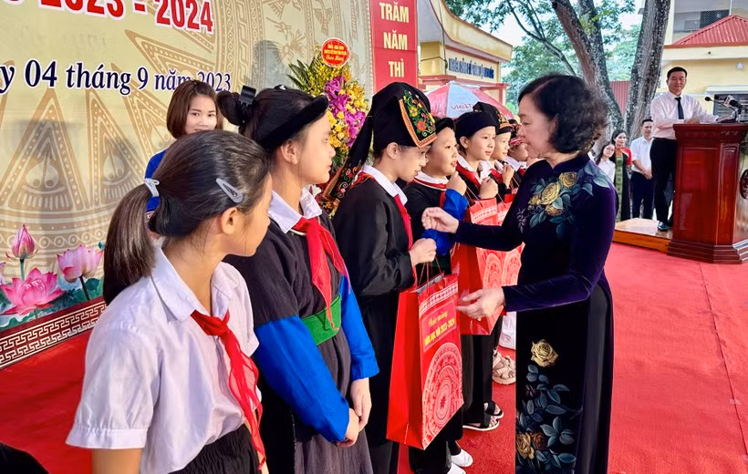 Ngày 4/9, dự lễ khai giảng năm học mới tại Trường PTDTNT THCS Văn Yên, tỉnh Yên Bái, Thường trực Ban Bí thư Trương Thị Mai mong muốn các thầy cô giáo cần phát huy thành tích tốt hơn nữa trong năm học tới. Các học sinh cần nỗ lực học tập, rèn luyện để thực sự trở thành con ngoan, trò giỏi để sau này góp phần xây dựng quê hương đất nước ngày càng giàu đẹp. 