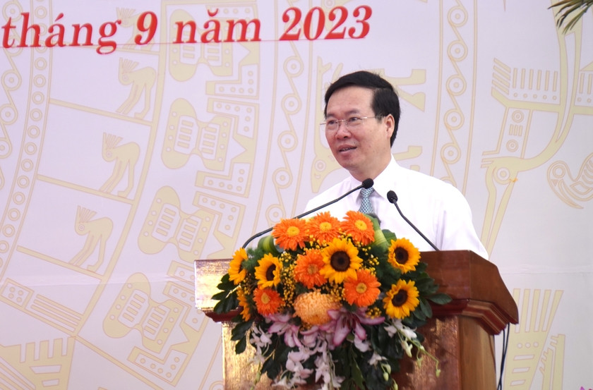 Chủ tịch nước Võ Văn Thưởng lưu ý: “Cùng một chương trình giáo dục, nhà trường và các cô giáo, thầy giáo phải rất coi trọng việc đổi mới phương pháp giảng dạy, phải kiên trì, bền bỉ, chắc chắn, với phương pháp sư phạm phù hợp nhất, giúp các em bù đắp những kiến thức còn thiếu hụt, không chạy theo điểm số, thành tích, học đến đâu chắc đến đó. Mỗi cá nhân đều có năng lực riêng biệt. Nhiệm vụ quan trọng của giáo dục là phải sớm phát hiện ra năng khiếu, sở trường của từng học sinh trên các lĩnh vực, trên cơ sở đó có cách giáo dục, đào tạo, bồi dưỡng cho hợp lý, gắn với việc định hướng nghề nghiệp cho học sinh phù hợp với năng lực, điều kiện sống của các em sau này”.