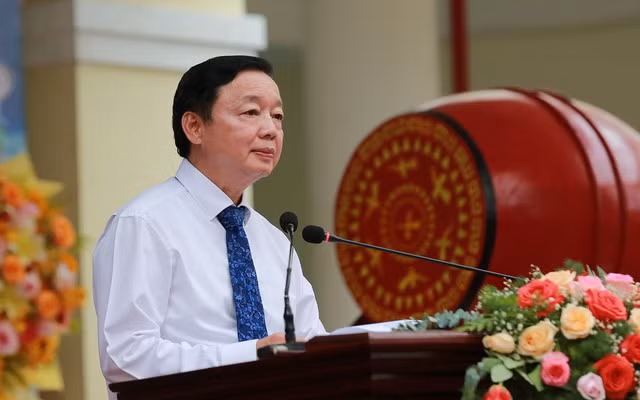 Phát biểu tại lễ khai giảng năm học 2023-2024 tại trường THCS Đoàn Thị Điểm (thành phố Cần Thơ), Phó Thủ tướng Trần Hồng Hà mong muốn mỗi em học sinh luôn chăm chỉ học hành, yêu thương gia đình, giàu lòng trắc ẩn, chia sẻ, cảm thông với những hoàn cảnh khó khăn, biết yêu cái đẹp, yêu thiên nhiên, có ý thức rèn luyện thân thể, tập thể dục, thể thao thường xuyên và học giỏi ngoại ngữ để tiếp cận kho tàng tri thức, văn hóa của nhân loại. (Ảnh: VGP)