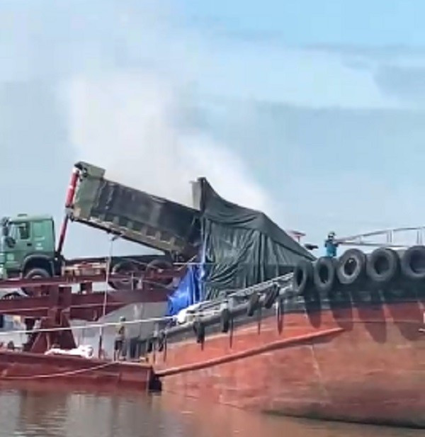 NM Nhiệt điện Hải Dương: Dùng cảng dầu xuất tro xỉ không đúng quy định NM Nhiet dien Hai Duong: Dung cang dau xuat tro xi khong dung quy dinh