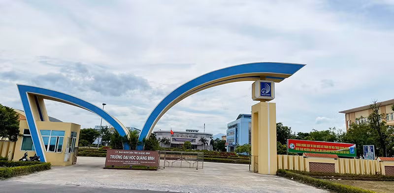 Ky luat Hieu truong Truong Dai hoc Quang Binh Nguyen Duc Vuong