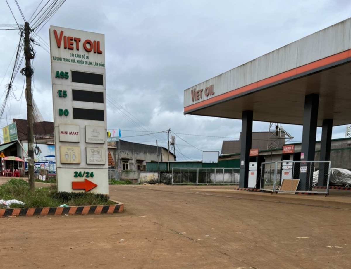 Đáng chú ý, Công ty TNHH Thương mại và Du lịch Xuyên Việt Oil được Bộ Công Thương cấp giấy phép kinh doanh xuất nhập khẩu xăng dầu ngày 19/11/2021, hiệu lực trong 5 năm. Tuy nhiên, năm 2022, Công ty Xuyên Việt Oil không được hải quan giải quyết nhập khẩu xăng, dầu. Lý do được Bộ Tài chính nêu là do công ty chậm nộp thuế, số thuế cưỡng chế lên tới trên 684 tỷ đồng. Do đó, Cục Thuế TP HCM đề nghị cơ quan hải quan tạm dừng thủ tục hải quan đối với hàng hóa xuất khẩu, nhập khẩu của Xuyên Việt Oil theo quy định tại Nghị định 126/2020.