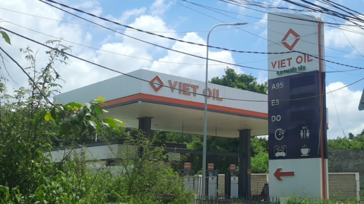 Xuyên Việt Oil cũng là công ty lọt top “Câu lạc bộ” trên 10.000 tỷ, với doanh thu thuần 11.177 tỷ đồng. Dù vốn chủ sở hữu Xuyên Việt Oil chỉ vỏn vẹn hơn 44,3 tỷ đồng, nhưng tính đến ngày 31/12/2019, tổng tài sản công ty lên tới 10.047 tỷ đồng. Một con số đáng chú ý, năm 2021, cơ quan thanh tra ghi nhận, doanh nghiệp đã xuất hoá đơn bán hàng với số lượng hơn 1,7 tỷ lít xăng dầu; tổng số tiền trên 22.354 tỷ đồng.