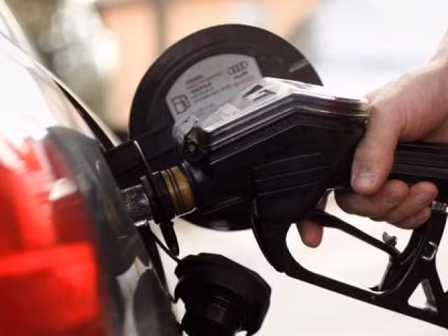 “Điều này là không đúng quy định”, Bộ Công Thương khẳng định đồng thời kết luận Công ty Xuyên Việt chưa đáp ứng điều kiện về hệ thống phân phối xăng dầu của thương nhân đầu mối kinh doanh xăng dầu (có tối thiểu 40 tổng đại lý hoặc đại lý hoặc thương nhân nhượng quyền bán lẻ xăng dầu).