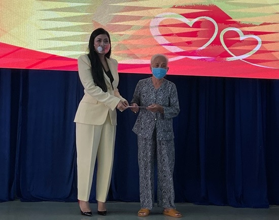 Trước khi bị khởi tố, “bà trùm” Mai Thị Hồng Hạnh được biết đến là đại gia xăng dầu kín tiếng và đa số chỉ xuất hiện trên truyền thông với những lần đi làm thiện nguyện.