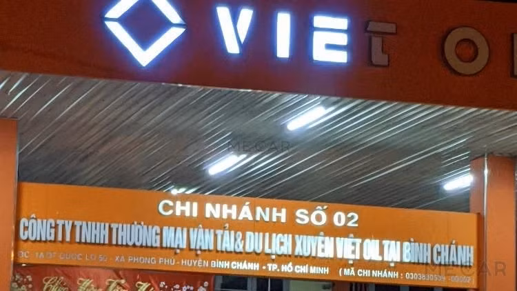 Năm 2021, công ty này không đăng ký hệ thống phân phối với Bộ Công Thương. Trong quá trình thanh tra, doanh nghiệp bị phạt hành chính tới 4 hành vi, trong đó có việc không đăng ký hệ thống phân phối; không đáp ứng điều kiện hệ thống phân phối; gian lận trong kê khai đại lý…Tháng 7/2022, Công ty TNHH Thương mại vận tải và Du lịch Xuyên Việt Oil đã bị tước quyền sử dụng Giấy phép kinh doanh xuất, nhập khẩu xăng dầu trong vòng 1,5 tháng.