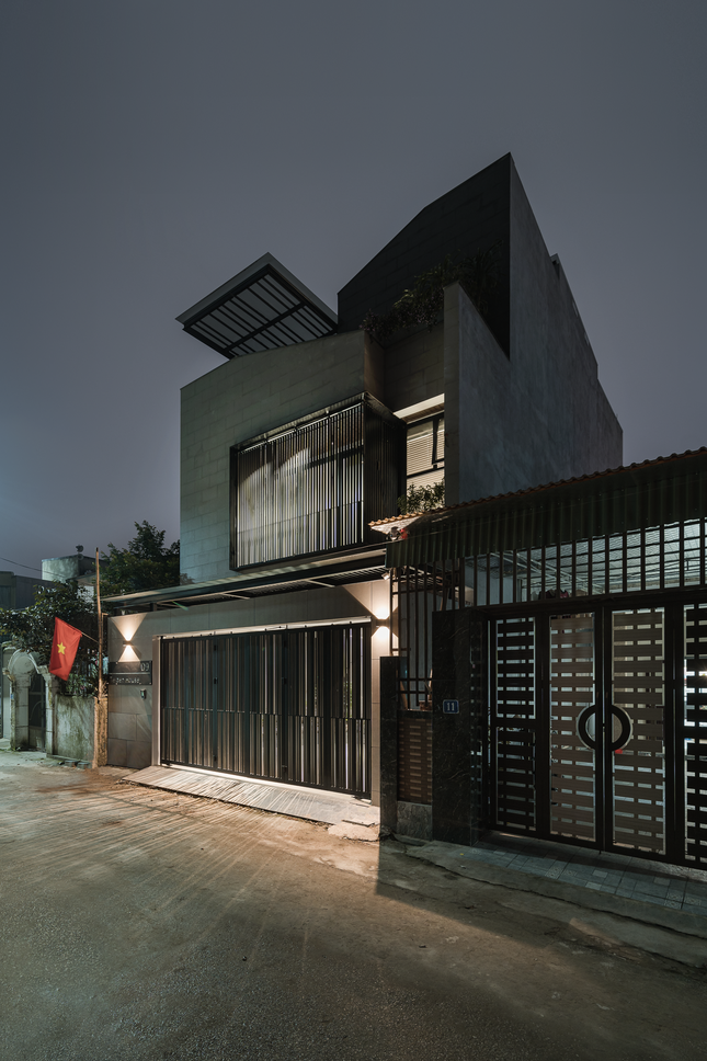 TeiZen House gây ấn tượng với không gian sống thoải mái và rộng rãi. Phòng khách được thiết kế mở, kết hợp với sân vườn và bể cá koi tạo nên một không gian "chill" và thư giãn. 