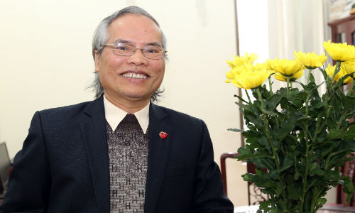 Nhà báo Hà Quang tiếp tục đam mê nghề báo sau khi khỏi bệnh khớp.