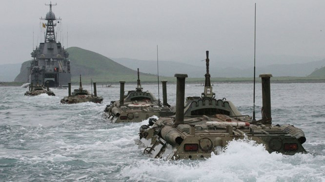 Hai quan Nga ram ro tap tran tren bien Dia Trung Hai